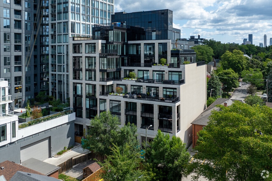 2010 Bathurst St, Toronto, ON for sale - Building Photo - Image 2 of 3