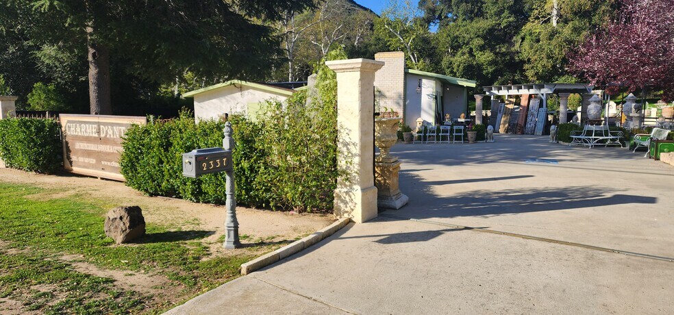 2337 Troutdale Dr, Agoura Hills, CA à vendre - Photo du bâtiment - Image 3 de 4