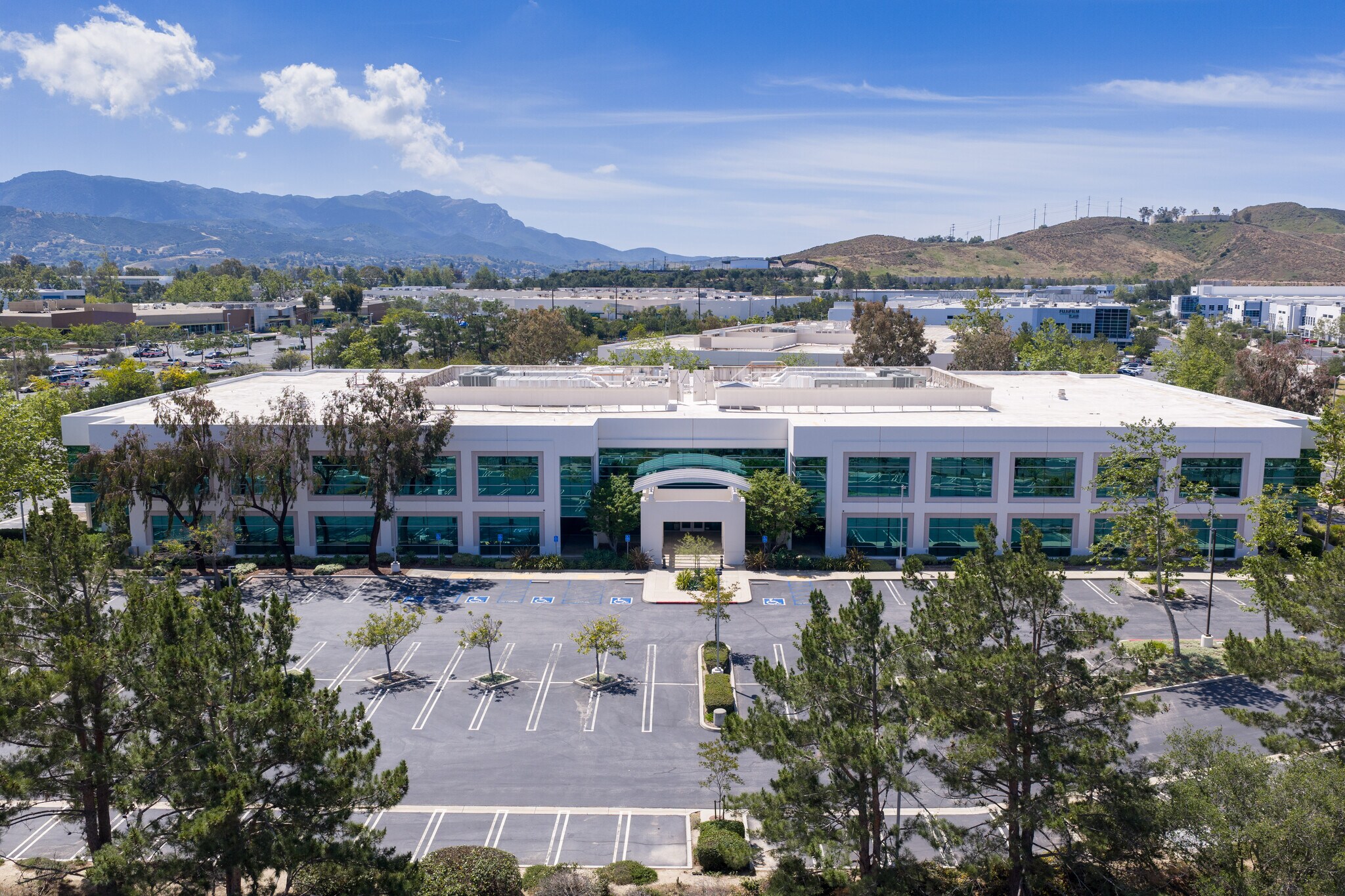 2380 Conejo Spectrum St, Thousand Oaks, CA à vendre Photo principale- Image 1 de 15