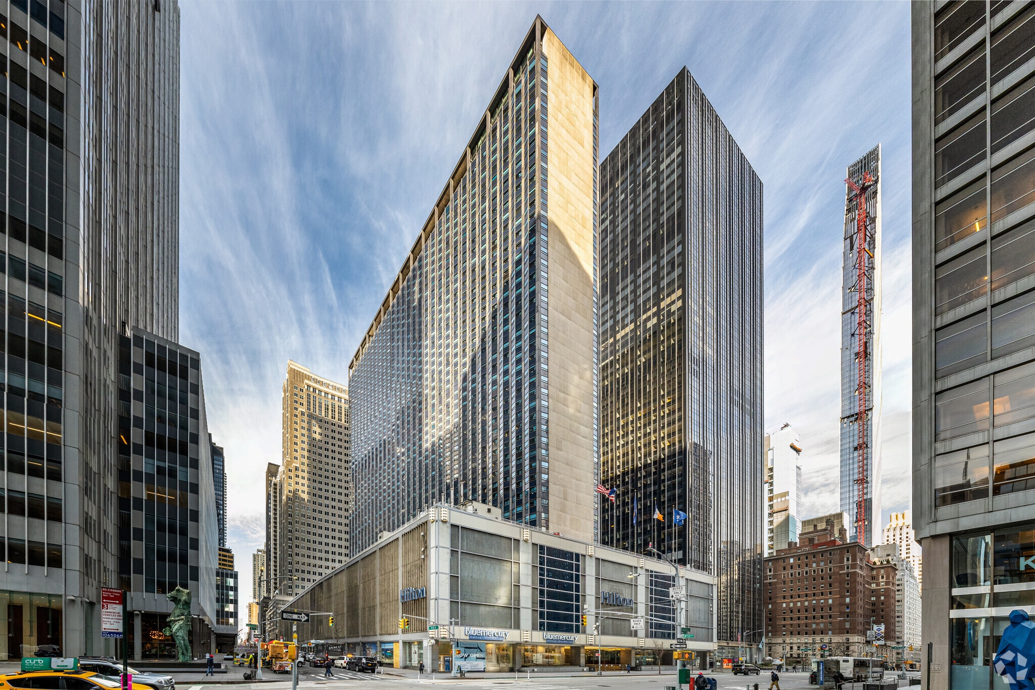 1335 Avenue of the Americas, New York, NY à louer Photo du bâtiment- Image 1 de 2