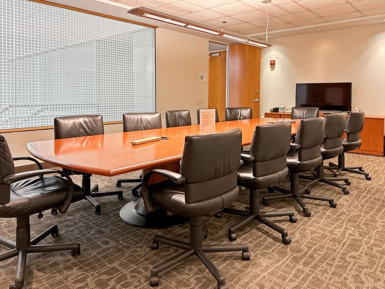 200 S Wacker Dr, Chicago, IL for lease - Building Photo - Image 1 of 22