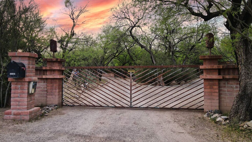 13105 E Placita Las Avenas, Tucson, AZ à vendre - Photo du bâtiment - Image 2 de 50