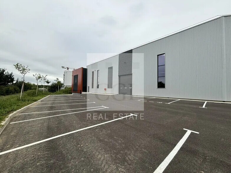 Flex in Saint-Quentin-Fallavier for lease - Building Photo - Image 1 of 4