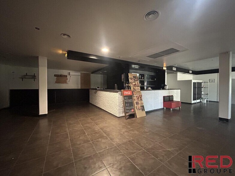 Retail in Aix-en-Provence for lease - Interior Photo - Image 3 of 7