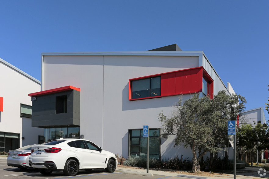 2225 Campus Dr, El Segundo, CA for lease - Building Photo - Image 2 of 31