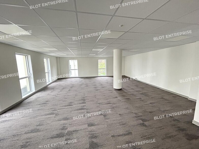 Office in Brest for lease - Interior Photo - Image 2 of 12