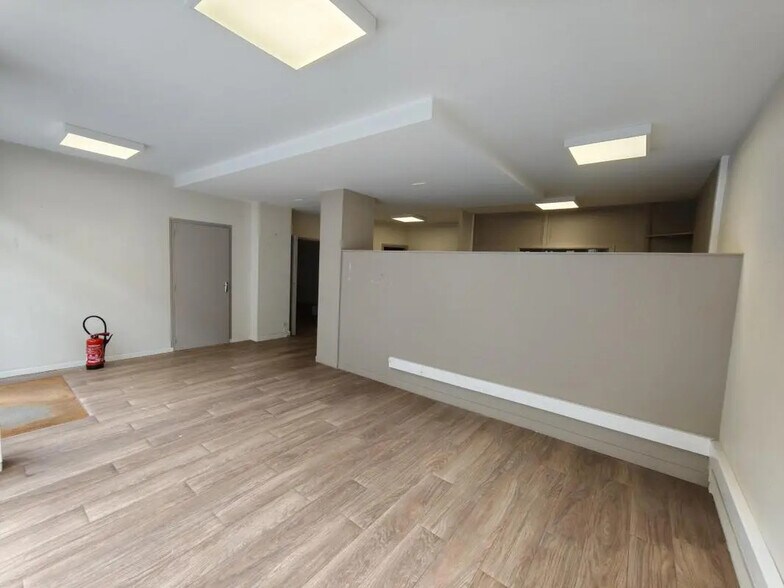 Retail in Lille for lease - Building Photo - Image 2 of 3