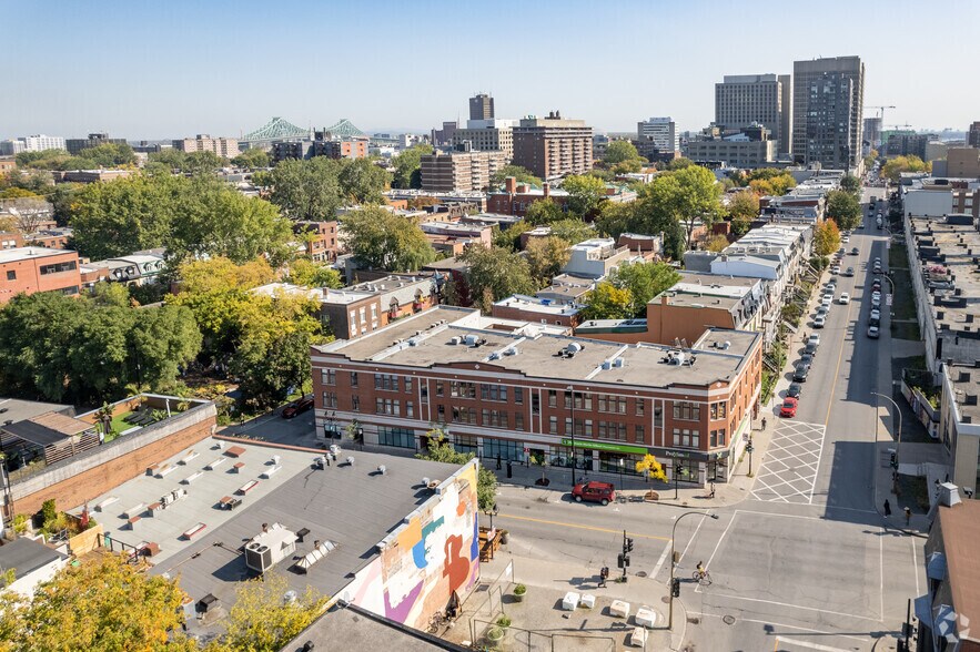 800-810 Rue Ontario E, Montréal, QC à louer - Photo du bâtiment - Image 2 de 3