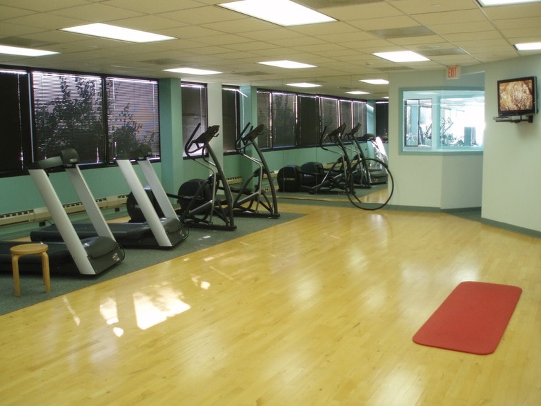 1000 Hart Rd, Barrington, IL for lease - Interior Photo - Image 3 of 5