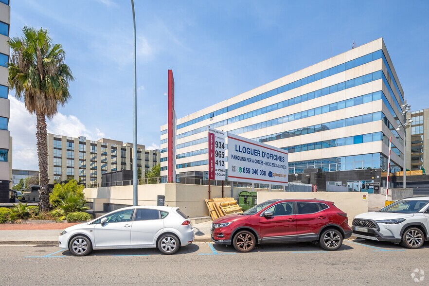 Carrer de la Constitució, 4, Sant Just Desvern, Barcelona for lease - Building Photo - Image 3 of 5