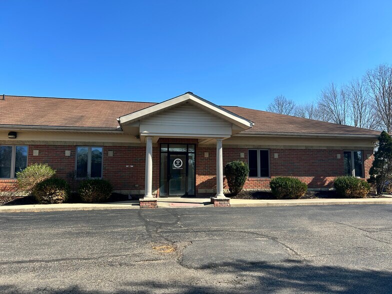 4256 Fulton Dr NW, Canton, OH à louer - Photo du bâtiment - Image 2 de 6