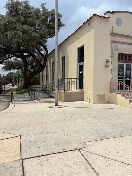 202 N Camp St, Seguin, TX for lease - Building Photo - Image 3 of 15