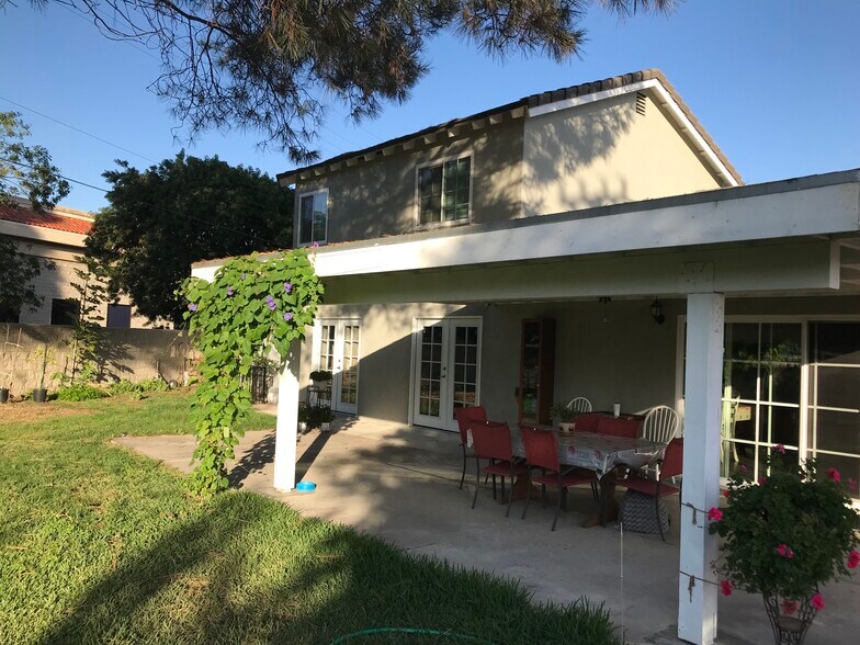 2421 E Powhatan Ave, Anaheim, CA à vendre - Photo du bâtiment - Image 2 de 5