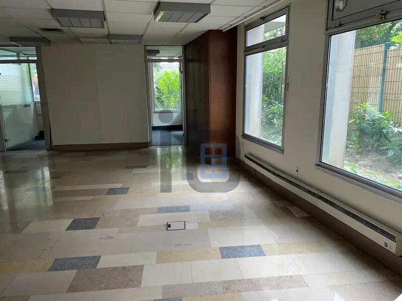 Office in Neuilly-sur-Seine for lease Interior Photo- Image 1 of 7