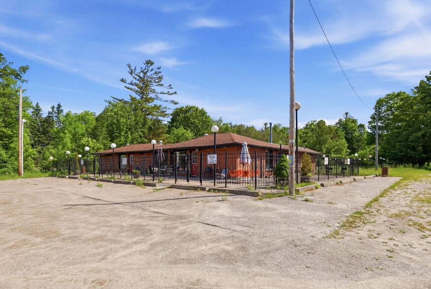 581 Tiny Beaches N Rd, Tiny, ON for sale - Primary Photo - Image 1 of 23