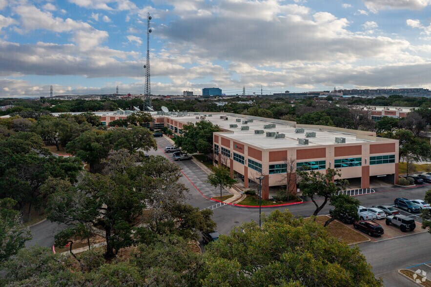 12451 Network Blvd, San Antonio, TX à louer - Photo du bâtiment - Image 2 de 6