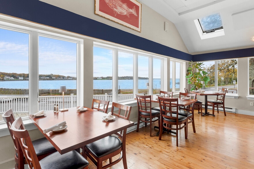 15 Point Rd, Portsmouth, RI for sale - Interior Photo - Image 2 of 25