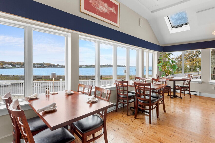 15 Point Rd, Portsmouth, RI à vendre - Photo intérieure - Image 2 de 25