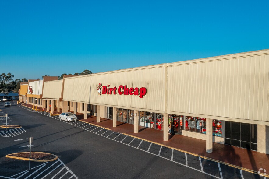 8183 W Fairfield Dr, Pensacola, FL à louer - Photo du bâtiment - Image 3 de 10