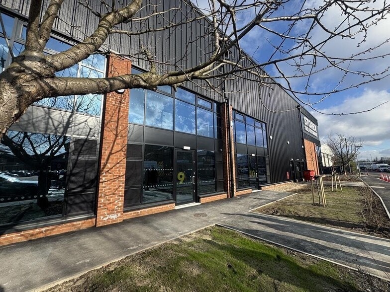 Brooklands Close, Sunbury On Thames for lease - Building Photo - Image 1 of 16