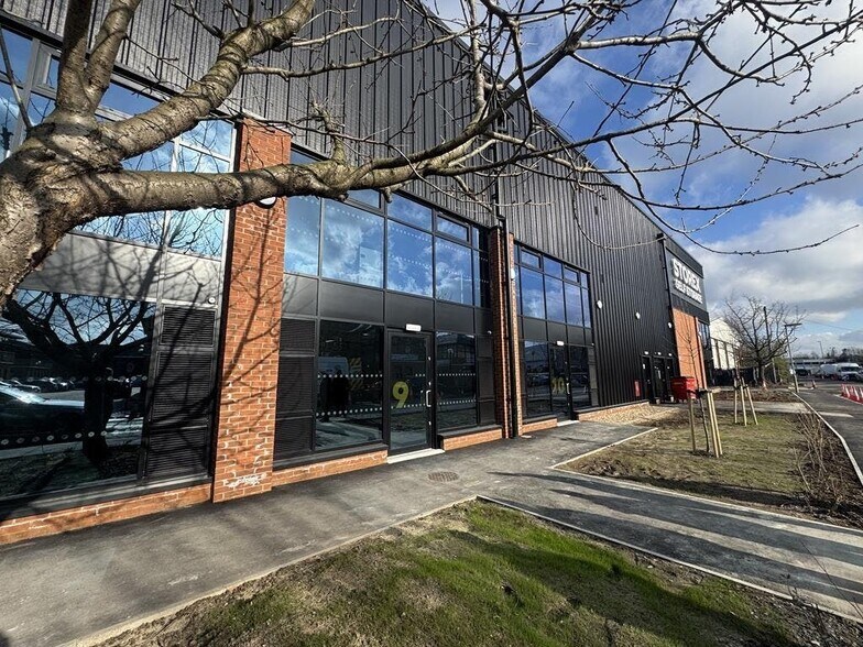 Brooklands Close, Sunbury On Thames à louer - Photo du bâtiment - Image 1 de 16