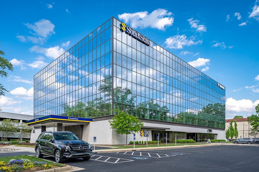 6525 Carnegie Blvd, Charlotte, NC à louer - Photo du bâtiment - Image 2 de 8