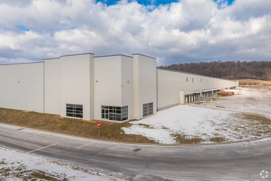 41 Martha Dr, Bethel, PA à louer - Photo du bâtiment - Image 3 de 5