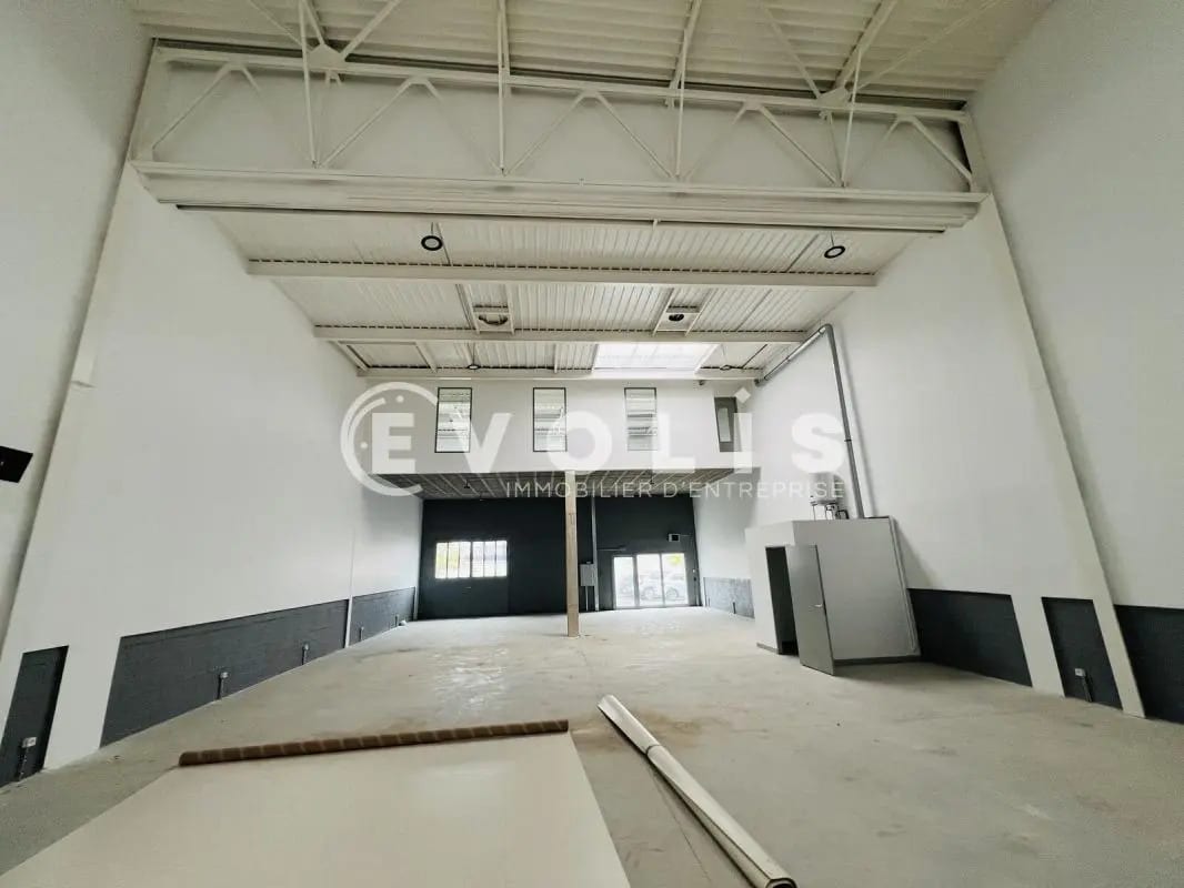 Office in Vaux-le-Pénil for lease Interior Photo- Image 1 of 5