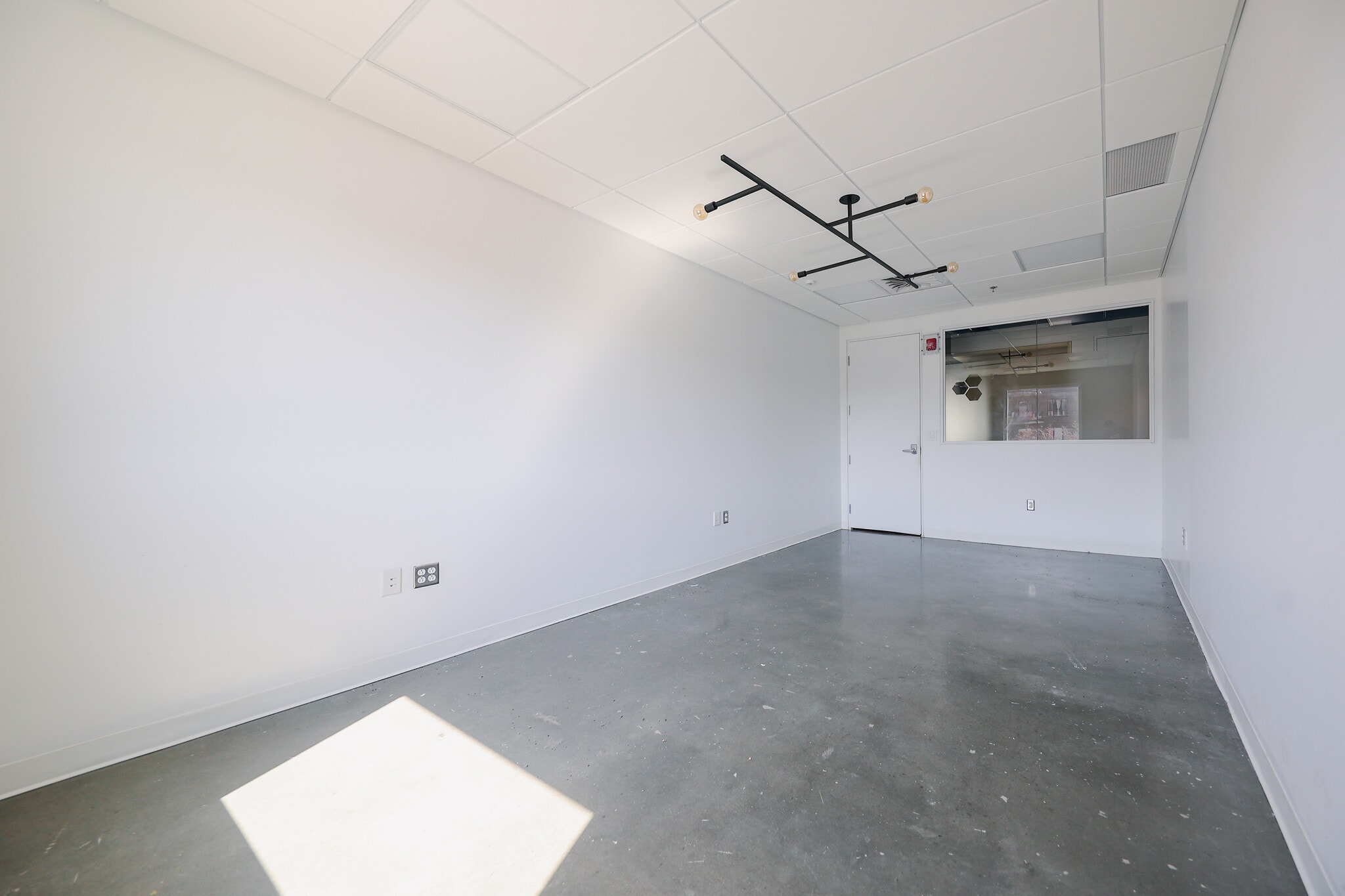 7236 St Waverly, Montréal, QC for lease Interior Photo- Image 1 of 6