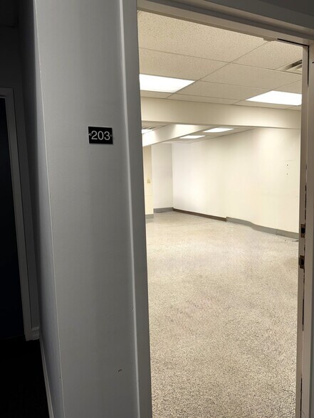 40 Commerce Pl, Hicksville, NY à louer - Photo du bâtiment - Image 3 de 10