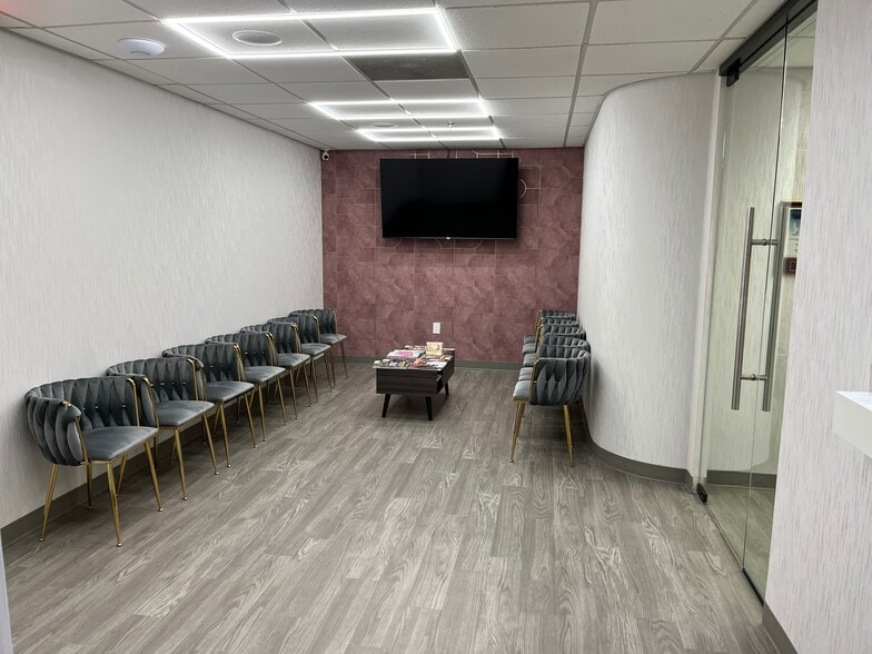 233 E Shore Rd, Great Neck, NY for sale - Interior Photo - Image 2 of 44