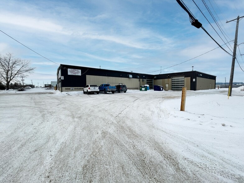 2309 Logan Av, Winnipeg, MB à louer - Photo du bâtiment - Image 2 de 4