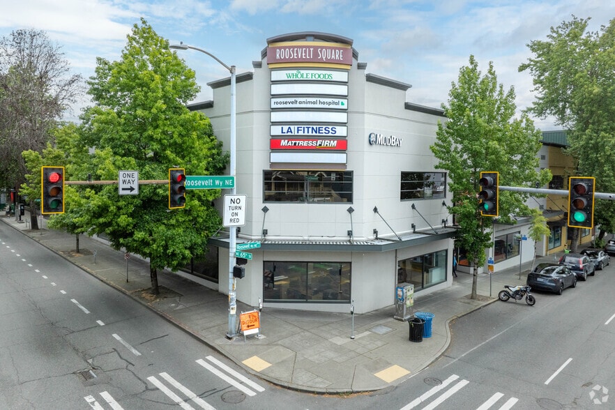 6308-6416 Roosevelt Way NE, Seattle, WA for lease - Building Photo - Image 1 of 7