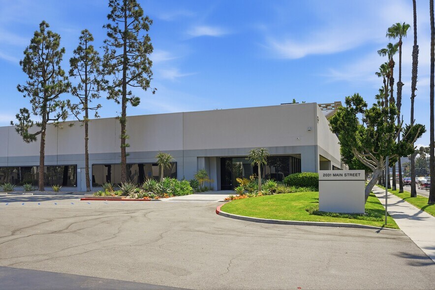 2031 Main St, Irvine, CA à louer - Photo du bâtiment - Image 3 de 5