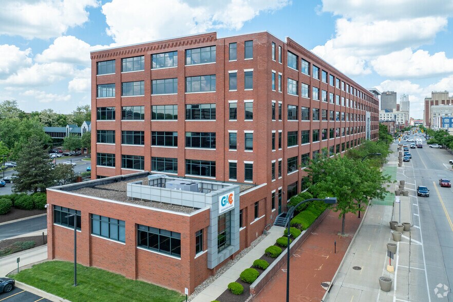 388 S Main St, Akron, OH à louer - Photo du bâtiment - Image 1 de 15