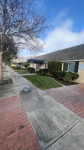 142 N Grant Ave, Manteca, CA à louer - Photo du bâtiment - Image 3 de 11