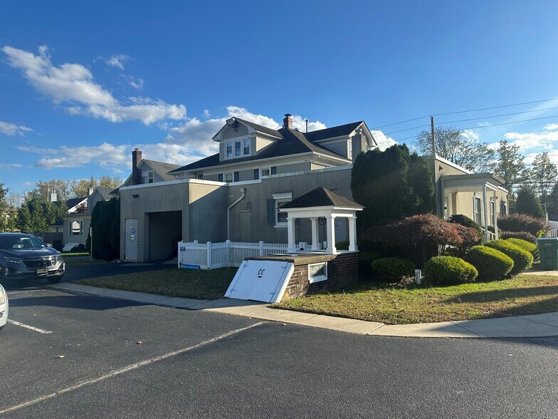 958 Adelphia Rd, Freehold, NJ à vendre - Photo du bâtiment - Image 3 de 8