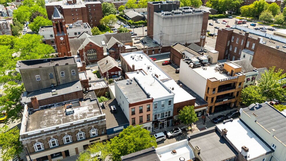 85 Main St, Nyack, NY à vendre - Photo du bâtiment - Image 2 de 44