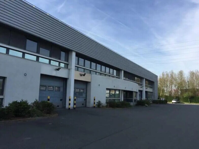 Flex in Trappes for lease - Building Photo - Image 2 of 2