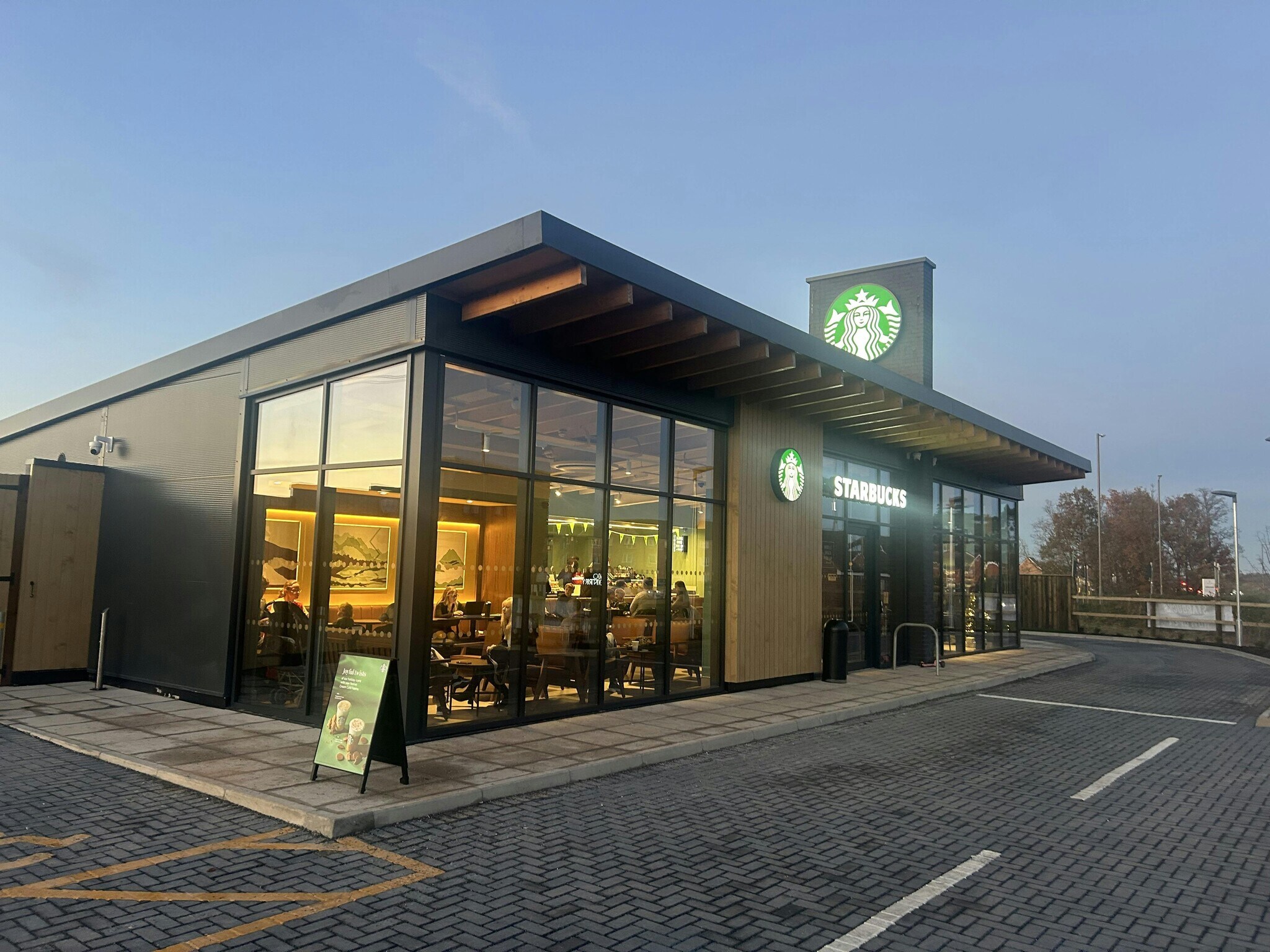 100 Sir Henry Lee Crescent, Aylesbury à vendre Photo du bâtiment- Image 1 de 16