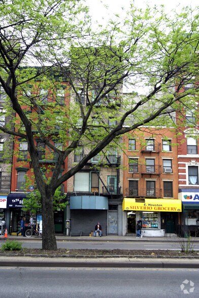 303 E Houston St, New York, NY for lease - Building Photo - Image 2 of 4