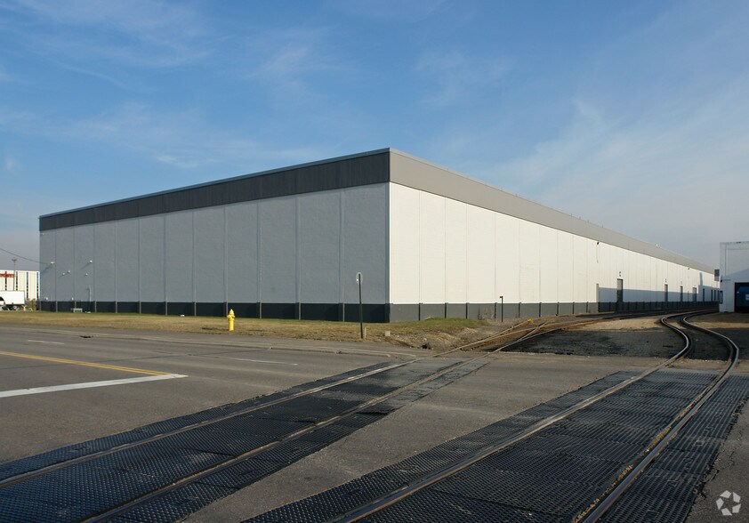 2500 Walnut St, Roseville, MN à louer - Photo du bâtiment - Image 2 de 5