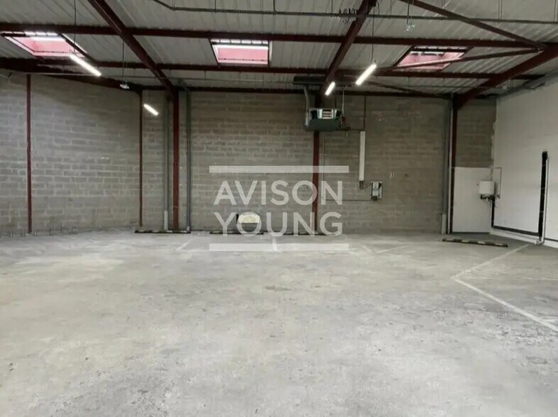 Flex in Neuilly-sur-Marne for lease - Interior Photo - Image 2 of 3