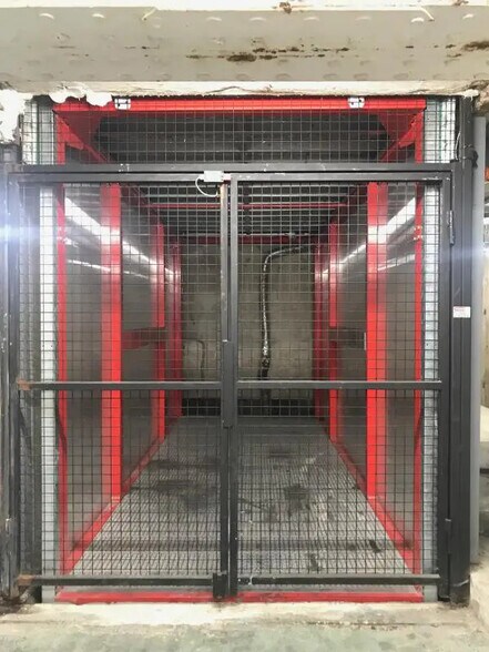 Industrial in Paris for lease - Building Photo - Image 2 of 11