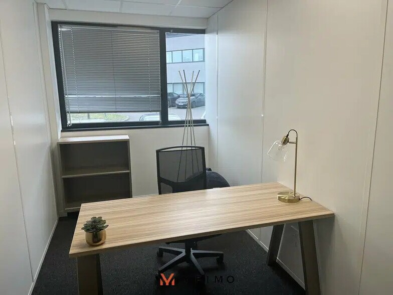 Office in Élancourt for lease - Interior Photo - Image 2 of 4