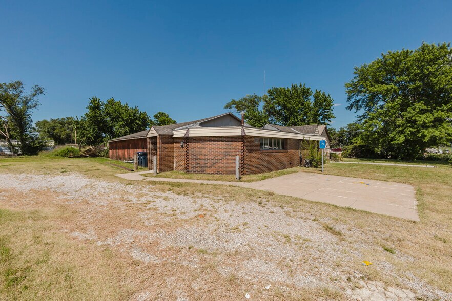 1610 W 6th Ave, El Dorado, KS à vendre - Photo du bâtiment - Image 3 de 134