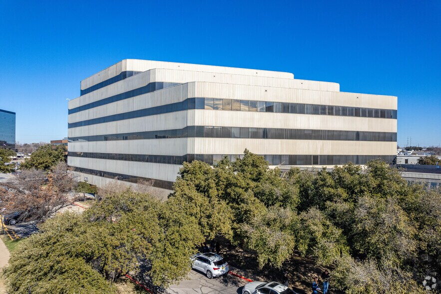 8200 Brookriver Dr, Dallas, TX à louer - Photo du bâtiment - Image 2 de 33