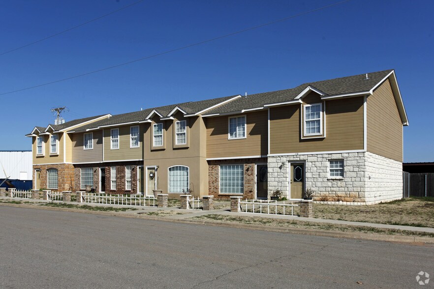 108-118 E Blake St, Hinton, OK à vendre - Photo du bâtiment - Image 2 de 32