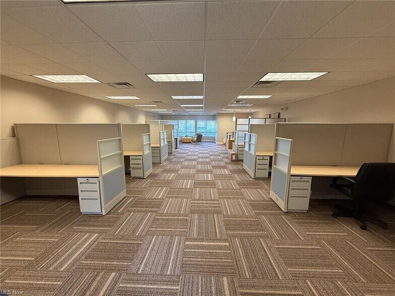 31320 Solon Rd, Solon, OH à louer - Photo du bâtiment - Image 3 de 17