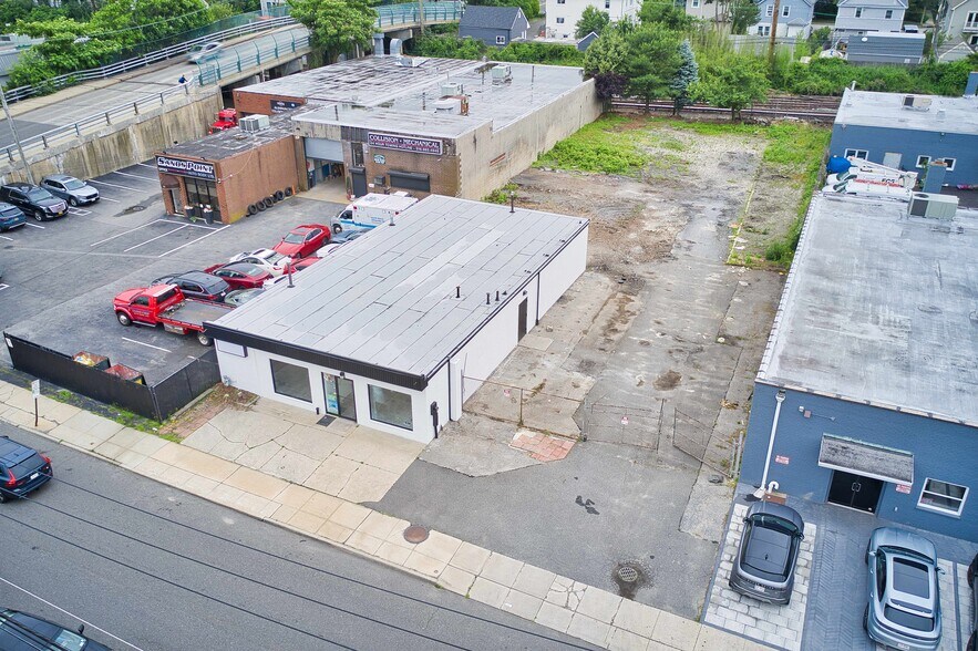 88 S Bayles Ave, Port Washington, NY à vendre - Photo du bâtiment - Image 3 de 18